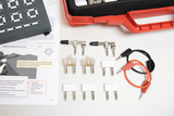 Ein Set aus elektrischen Bauteilen wie Hebelschaltern, Glühlampen und Kabeln liegt bereit für ein physikalisches Experiment. Ergänzt wird das Material durch eine Anleitung zur Schaltung eines Nebelscheinwerfers sowie eine Steckplatte.