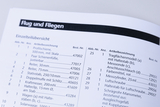 Ein Katalogauszug zeigt eine Einzelteilübersicht zum Thema „Flug und Fliegen“. Tabellen listen verschiedene Artikelbezeichnungen wie Profilschienen und Messzylinder inklusive Bestellnummern auf.