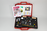 Ein roter Koffer enthält ein Physik-Set zum Thema Magnetismus mit verschiedenen Experimentiergeräten in Schaumstoffaussparungen. Ergänzend liegen eine Anleitung und ein Informationsblatt im Gehäuse.