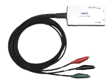 Ein weißes PASCO Wireless EKG-Messgerät ist an einem langen schwarzen Kabel angeschlossen. Am Ende des Kabels befinden sich drei farbige Elektrodenstecker in Rot, Schwarz und Grün.