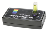 Ein schwarzes PASCO Spektrometer PS-2600 ist auf weißem Hintergrund abgebildet. In einer Halterung steckt eine Küvette mit einer gelbgrünen Flüssigkeit.