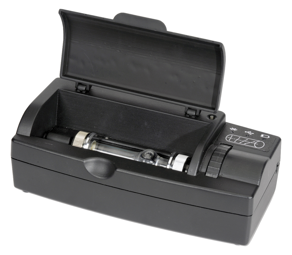 Ein gläsernes Messröhrchen liegt in einem schwarzen Kunststoffgehäuse mit geöffnetem Deckel. An der Seite befinden sich Bedienknöpfe und Symbole zur Steuerung des Geräts.