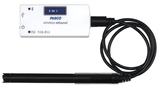 Ein weißes PASCO Wireless-Ethanol-Messgerät mit digitalem Display zeigt einen Wert von 0,00 % an. An das Gerät ist ein langes schwarzes Kabel mit einer zylindrischen Messsonde angeschlossen.