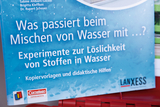 Ein blaues Lernmaterial von Cornelsen und LANXESS thematisiert Experimente zur Löslichkeit von Stoffen in Wasser. Es enthält Kopiervorlagen sowie didaktische Hilfen für den Unterricht.