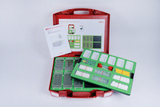 Ein roter Koffer enthält ein Set aus Keimungsgeräten inklusive Anleitung und Zubehör. Die grünen Kunststoffschalen und weißen Einsätze dienen botanischen Experimenten in Schulen.