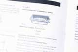 Eine Anleitung zu „Versuch 1“ beschreibt das Keimverhalten verschiedener Samen. Gezeigt wird eine Skizze einer Keimschale sowie eine Liste der benötigten Materialien wie Pipetten und Watte.