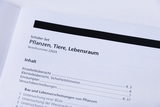 Gezeigt wird das Inhaltsverzeichnis eines Schüler-Sets zum Thema „Pflanzen, Tiere, Lebensraum“. Die Seite listet Einzelteile, Sicherheitshinweise sowie Versuchsbeschreibungen auf.