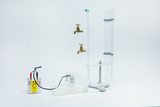 Ein physikalischer Versuchsaufbau zeigt ein System aus einem Wasserbehälter, zwei Hähnen und einem transparenten Zylinder. Ein angeschlossenes Messgerät mit Kabeln dient zur Datenerfassung während des Experiments.