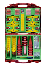 Ein roter Koffer enthält ein Physik-Experimentierset, das in grünem Schaumstoff fixiert ist. Darin befinden sich gelbe Halterungen, rote Bauteile und diverse Kleinteile für den Unterricht.