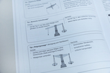 Ein Lehrbuch zeigt verschiedene Waagentypen wie die „Römische Schnellwaage“ und die „Neigungswaage“. Tabellen listen jeweils die spezifischen Vor- und Nachteile der Konstruktionen auf.